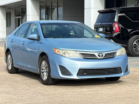 Used 2012 Toyota Camry LE image 2