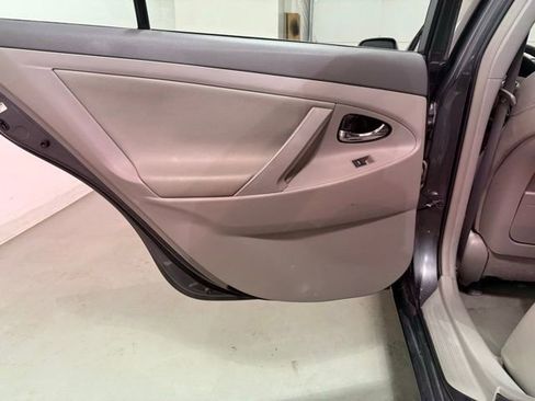 Used 2010 Toyota Camry LE image 17