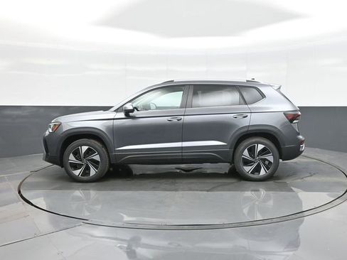 New 2026 Volkswagen Taos SE image 4