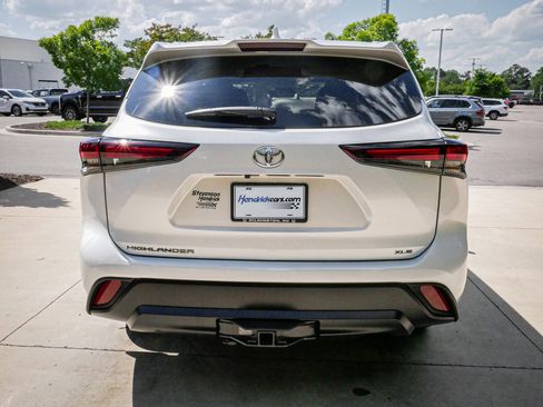 Used 2024 Toyota Highlander XLE FWD image 9