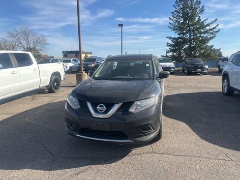 Used 2016 Nissan Rogue S image 2