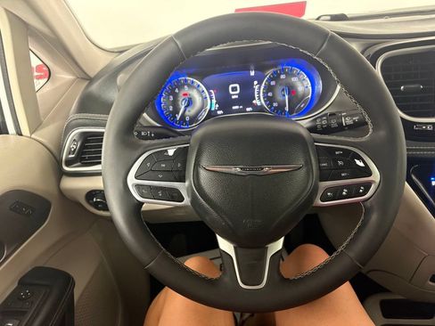 Used 2022 Chrysler Pacifica Touring-L FWD image 17