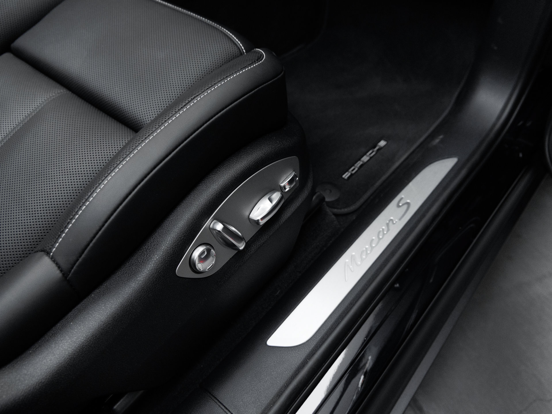 Certified 2026 Porsche Macan S AWD/4WD image 36
