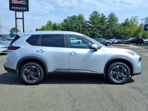 Used 2024 Nissan Rogue SV w/ SV Premium Package AWD/4WD image 2