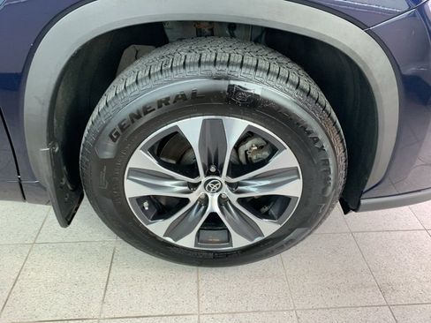 Used 2022 Toyota Highlander XLE image 27