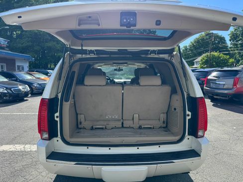 Used 2011 Cadillac Escalade Luxury AWD/4WD image 11