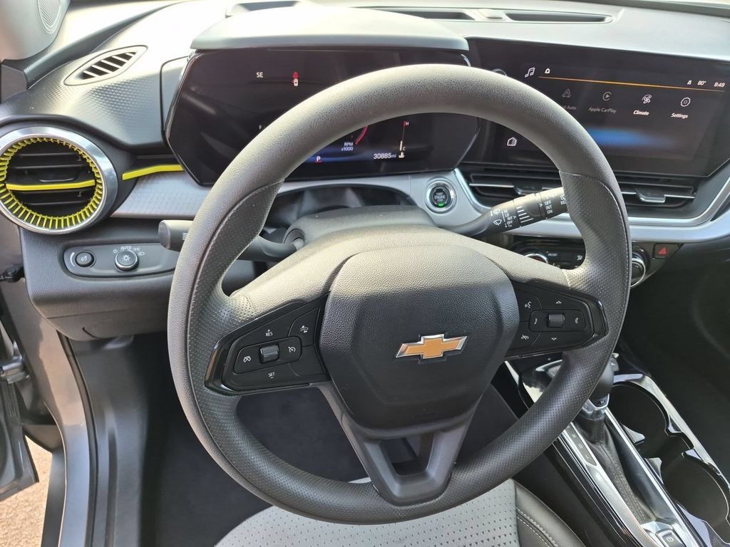 Used 2025 Chevrolet Trax LT FWD image 11