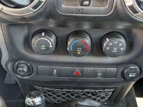 Used 2017 Jeep Wrangler Unlimited Sahara w/ Connectivity Group AWD/4WD image 21
