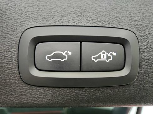 Used 2024 Volvo XC40 B5 Plus AWD/4WD image 33