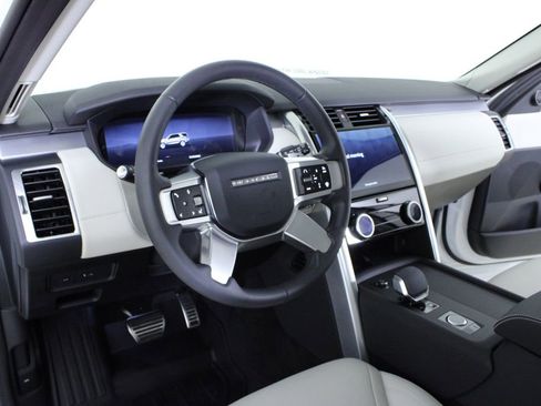 Used 2025 Land Rover Discovery Dynamic SE image 21