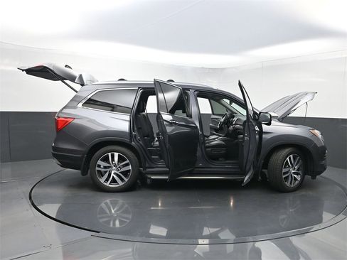 Used 2018 Honda Pilot Touring image 39