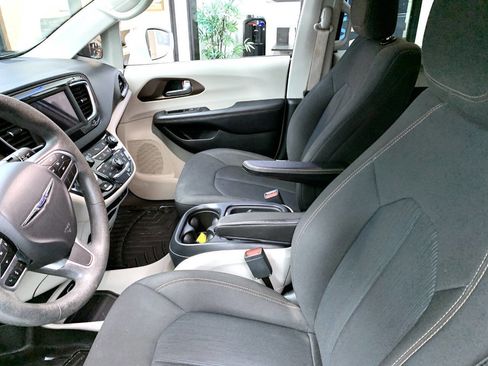 Used 2018 Chrysler Pacifica Touring Plus image 10