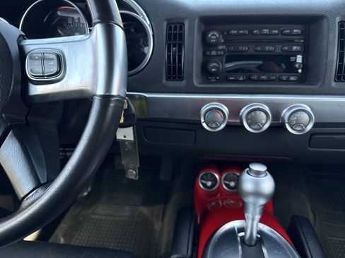 Used 2005 Chevrolet SSR w/ Preferred Equipment Group RWD image 11
