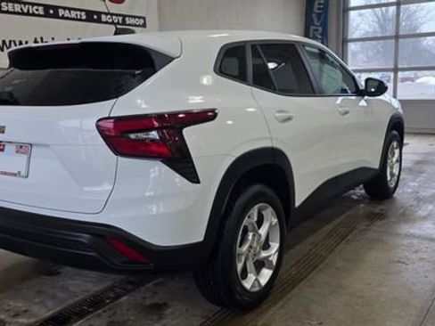 Used 2024 Chevrolet Trax LS w/ LS Convenience Package image 7