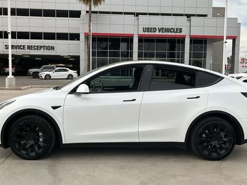 Used 2023 Tesla Model Y Long Range image 3