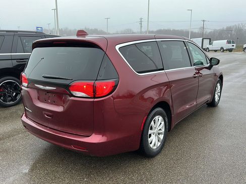 Used 2017 Chrysler Pacifica Touring w/ Tire & Wheel Group image 8