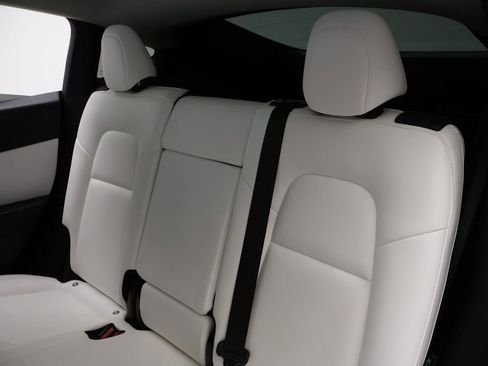 Used 2021 Tesla Model Y Long Range image 18