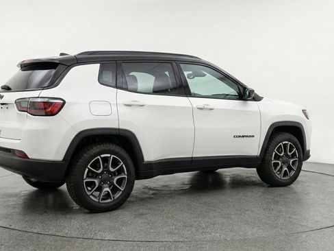 Used 2025 Jeep Compass Trailhawk image 9