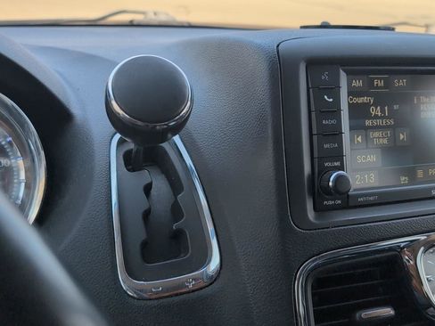 Used 2015 Chrysler Town & Country Touring-L w/ Driver Convenience Group image 28