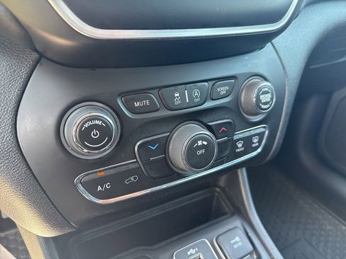 Used 2020 Jeep Cherokee Latitude Plus w/ Cold Weather Group AWD/4WD image 23