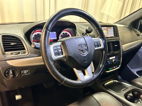 Used 2019 Dodge Grand Caravan GT FWD image 3