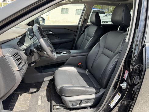 Used 2023 Nissan Rogue SV w/ SV Premium B Package image 13