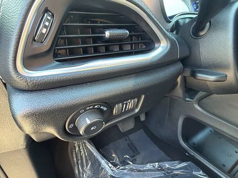 Used 2025 Chrysler Pacifica Limited FWD image 14