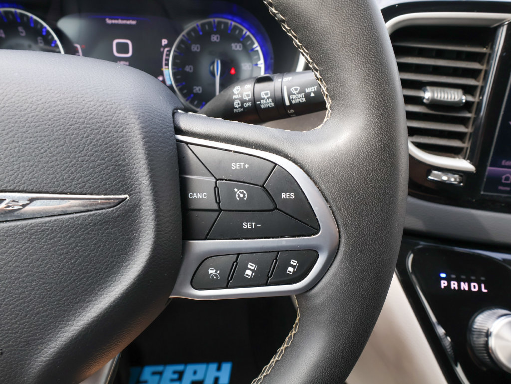 Used 2024 Chrysler Pacifica Touring-L FWD image 26