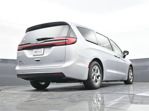Used 2024 Chrysler Pacifica Limited FWD image 44