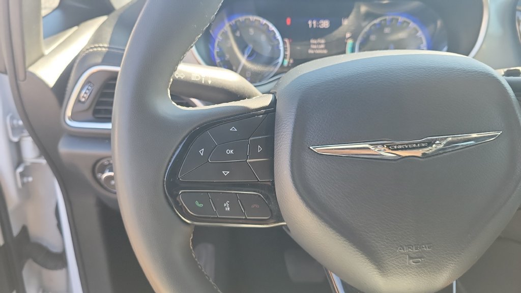Used 2025 Chrysler Pacifica Limited FWD image 19