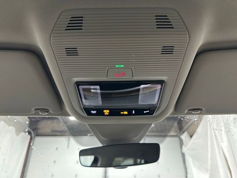 Used 2025 Volkswagen Atlas SE image 38