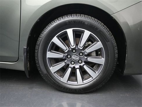 Used 2019 Toyota Sienna L image 47
