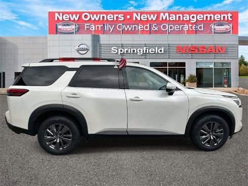 Certified 2024 Nissan Pathfinder SV image 4