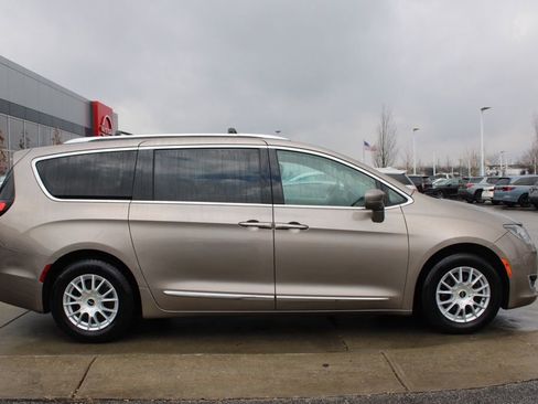 Used 2018 Chrysler Pacifica Touring-L Plus image 6