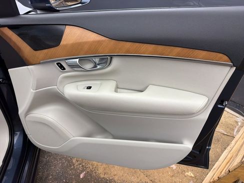 Used 2021 Volvo XC90 T6 Momentum w/ Climate Package image 27