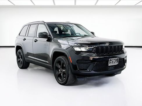Used 2023 Jeep Grand Cherokee Altitude AWD/4WD image 3