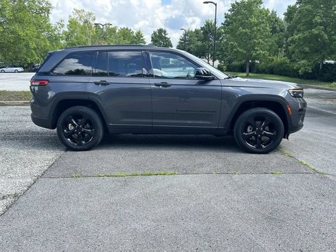 Used 2023 Jeep Grand Cherokee Altitude AWD/4WD image 8