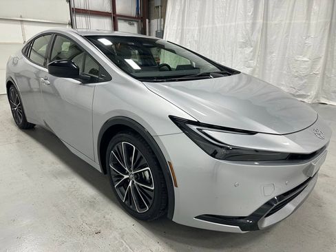 Used 2025 Toyota Prius XLE image 1