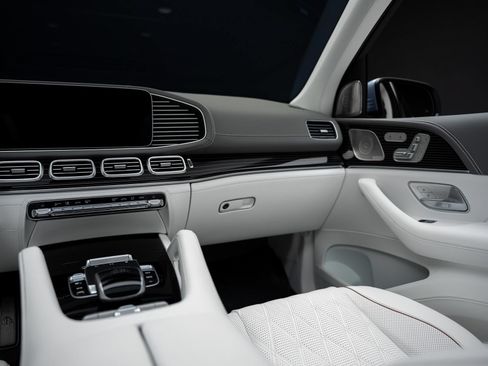 Used 2025 Mercedes-Benz Maybach GLS 600 4MATIC image 43
