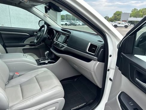 Used 2018 Toyota Highlander Limited Platinum AWD/4WD image 26