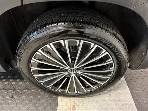 Certified 2025 Volkswagen Taos SE image 15