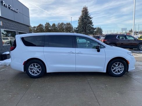 Certified 2025 Chrysler Pacifica Select image 2