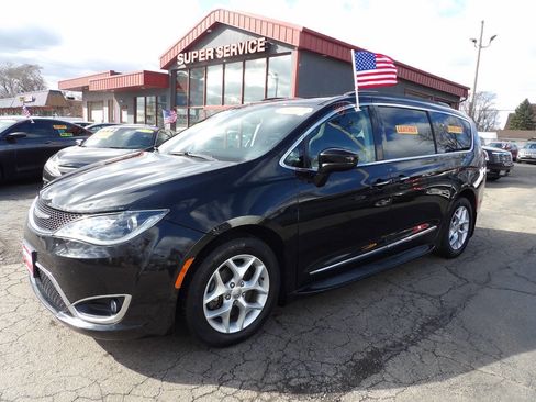 Used 2017 Chrysler Pacifica Touring-L w/ Tire & Wheel Group image 1
