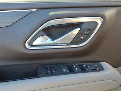 Used 2023 GMC Yukon XL SLT w/ SLT Premium Package image 9