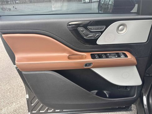 Used 2020 Lincoln Aviator Reserve w/ Equipment Group 202A image 9