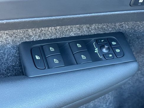 Certified 2025 Volvo XC40 B5 Core AWD/4WD image 14