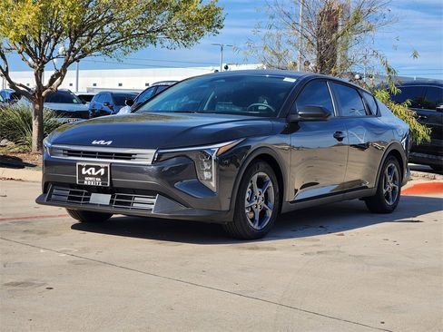 New 2025 Kia K4 LXS image 2