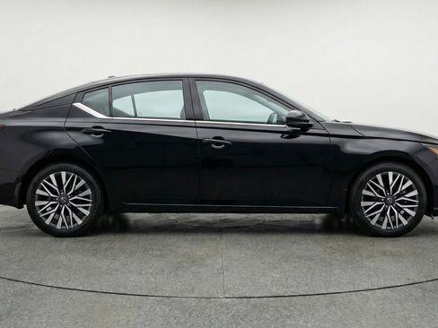 Used 2025 Nissan Altima 2.5 SV image 11