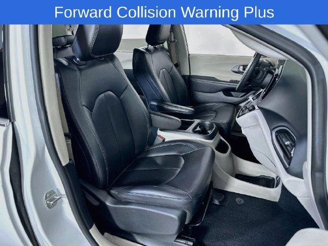 Used 2024 Chrysler Pacifica Touring-L FWD image 14