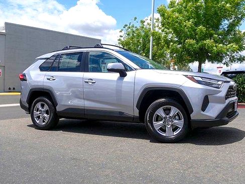 Used 2025 Toyota RAV4 XLE AWD/4WD image 4